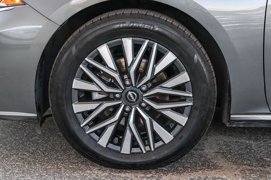 Used 2024 Nissan Altima 2.5 SV FWD image 13