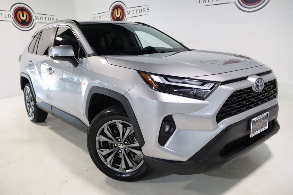 Used 2022 Toyota RAV4 XLE Premium AWD/4WD image 9