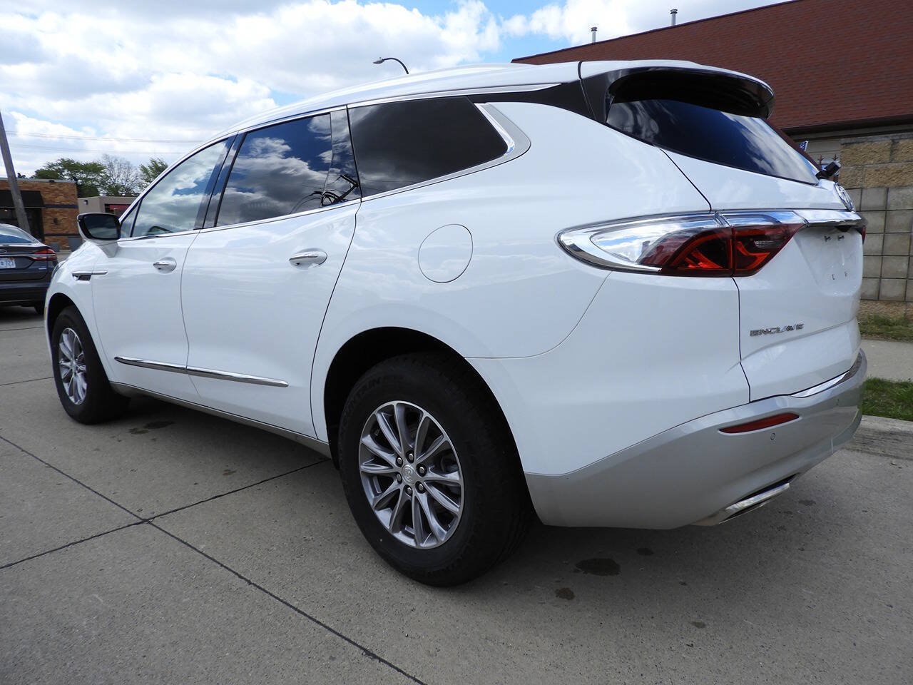 Used 2022 Buick Enclave Essence w/ Trailering Package, 5000 lbs. FWD image 7