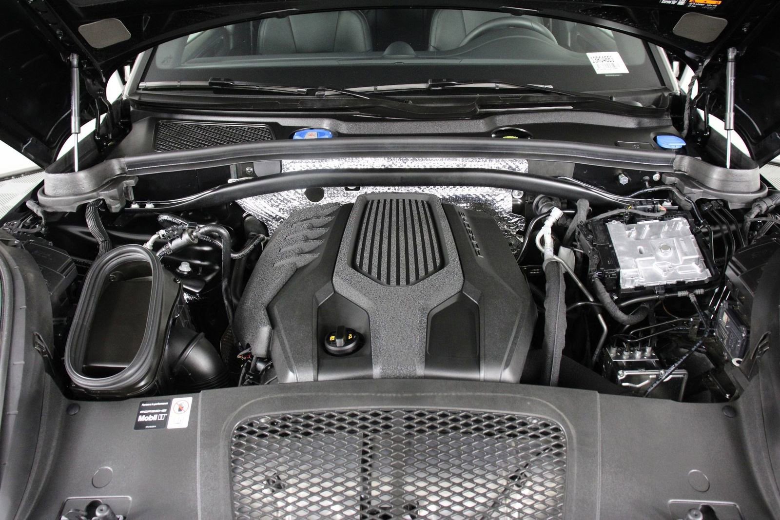 Certified 2025 Porsche Macan image 26