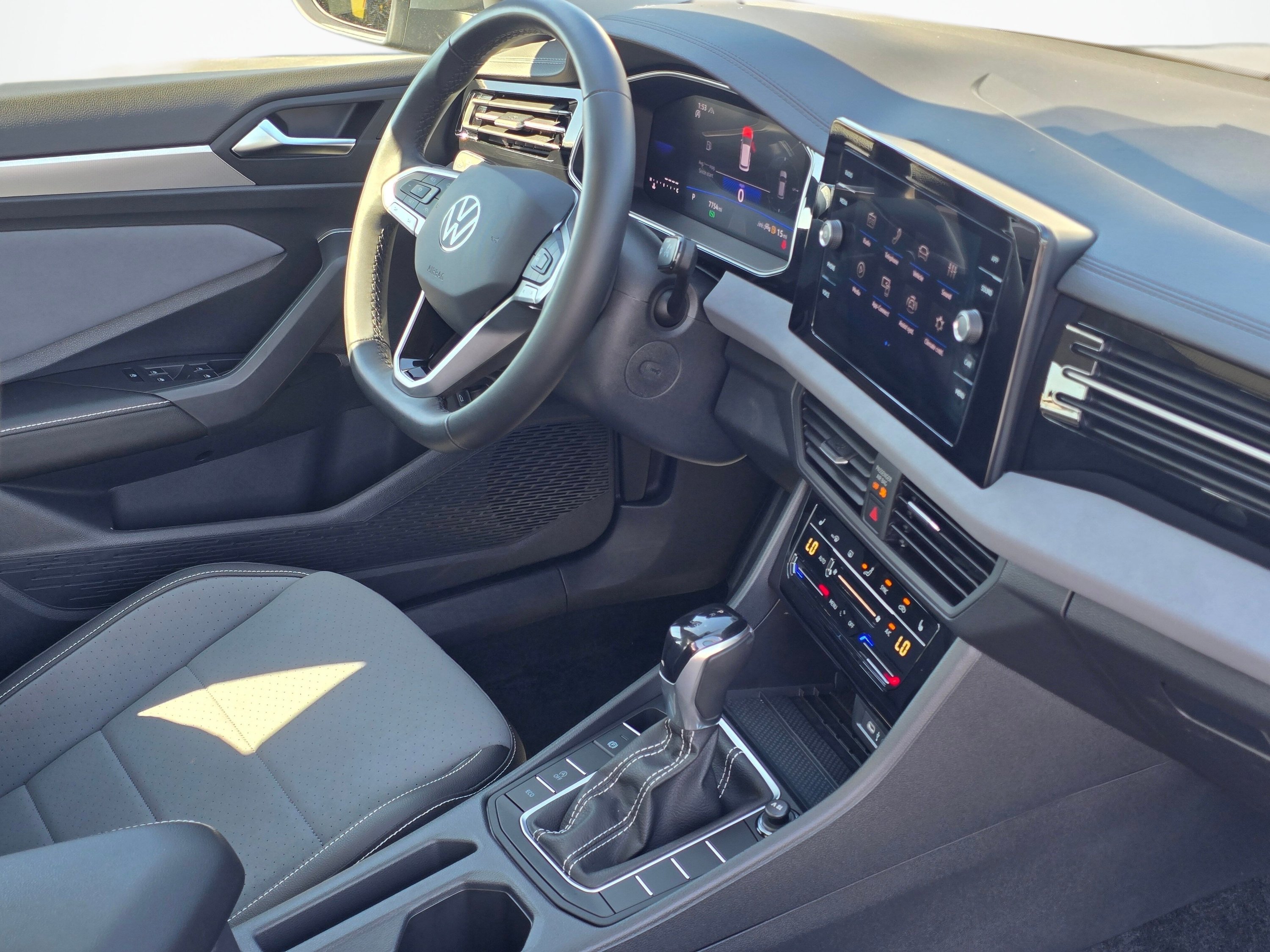 Used 2025 Volkswagen Jetta SE w/ Sunroof Package FWD image 26