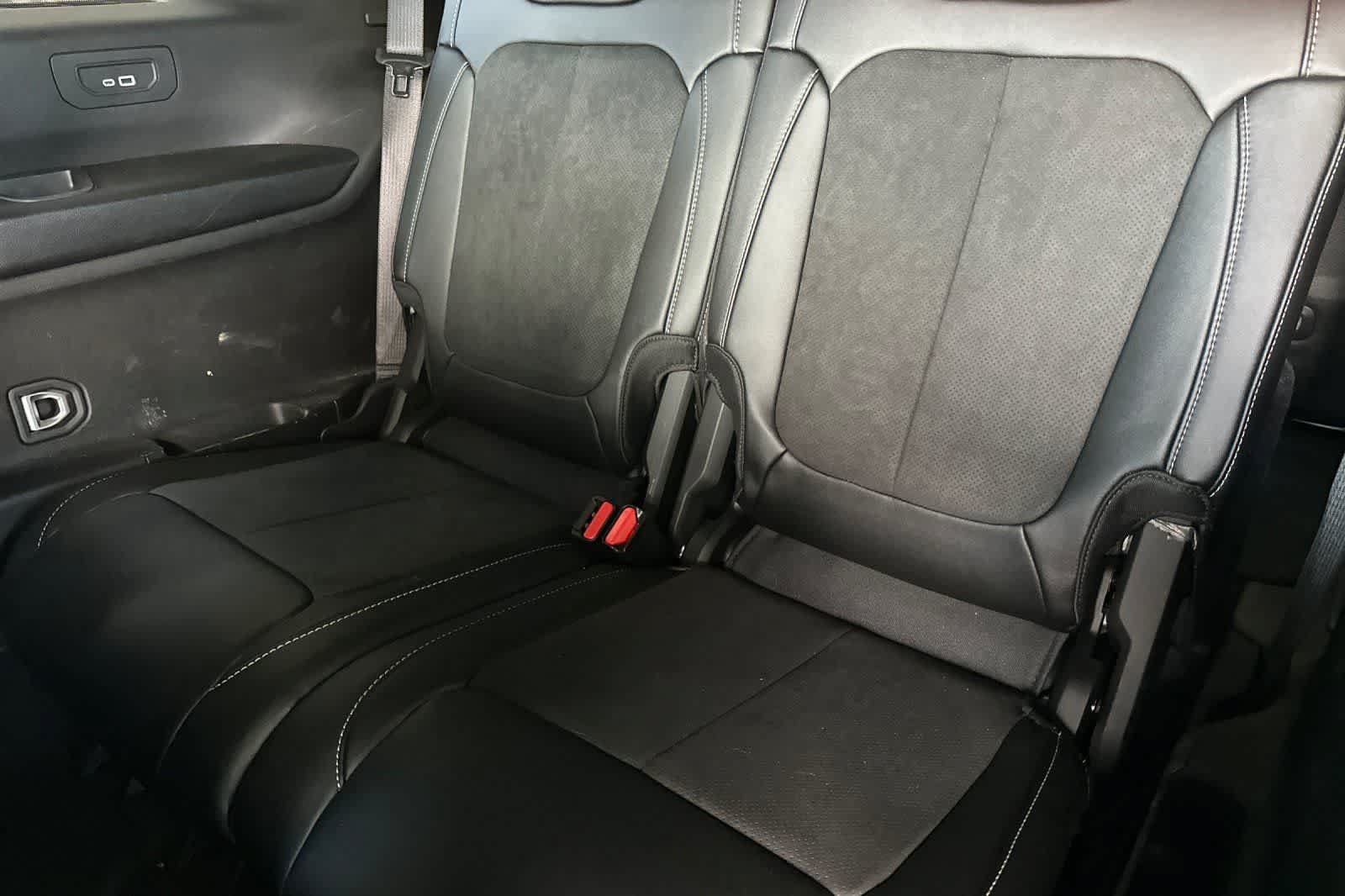 Used 2024 Jeep Grand Cherokee L Laredo RWD image 17