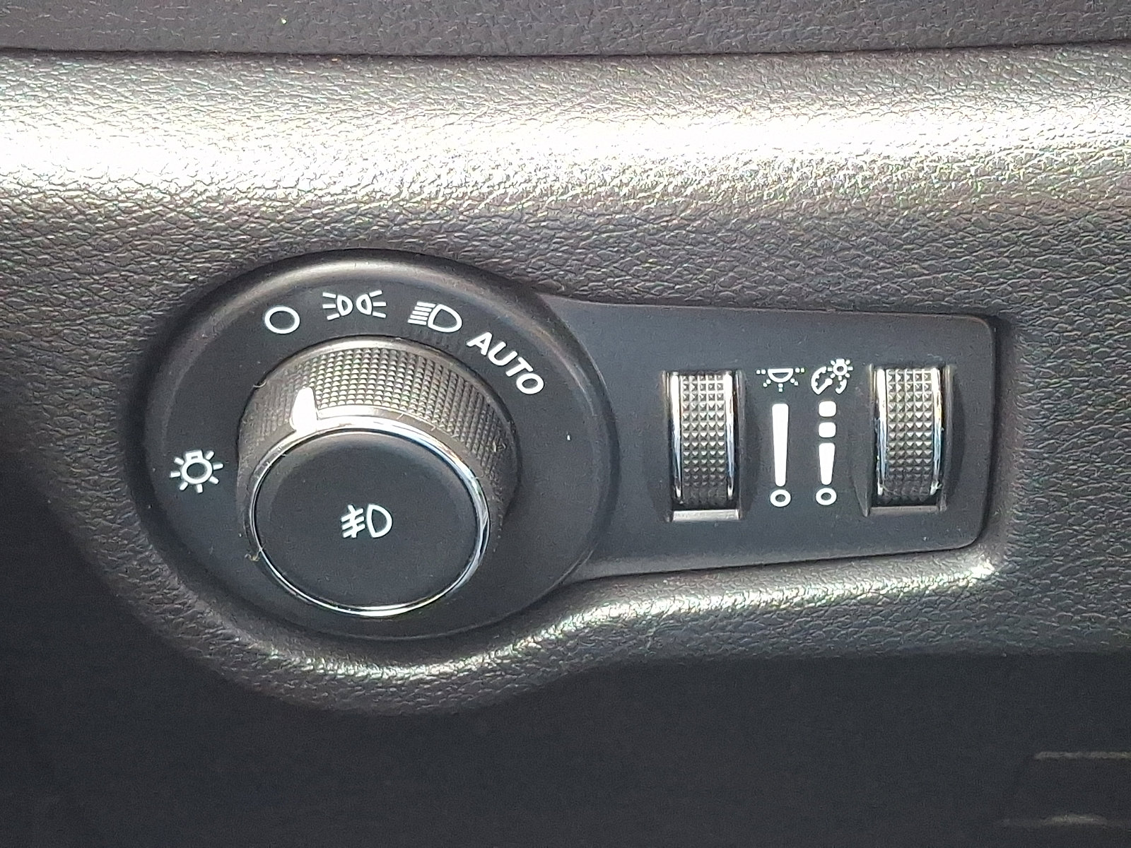 Used 2025 Chrysler Pacifica Limited image 28