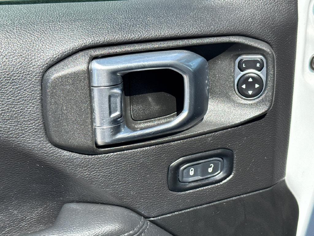 Used 2022 Jeep Wrangler Unlimited Sahara AWD/4WD image 28