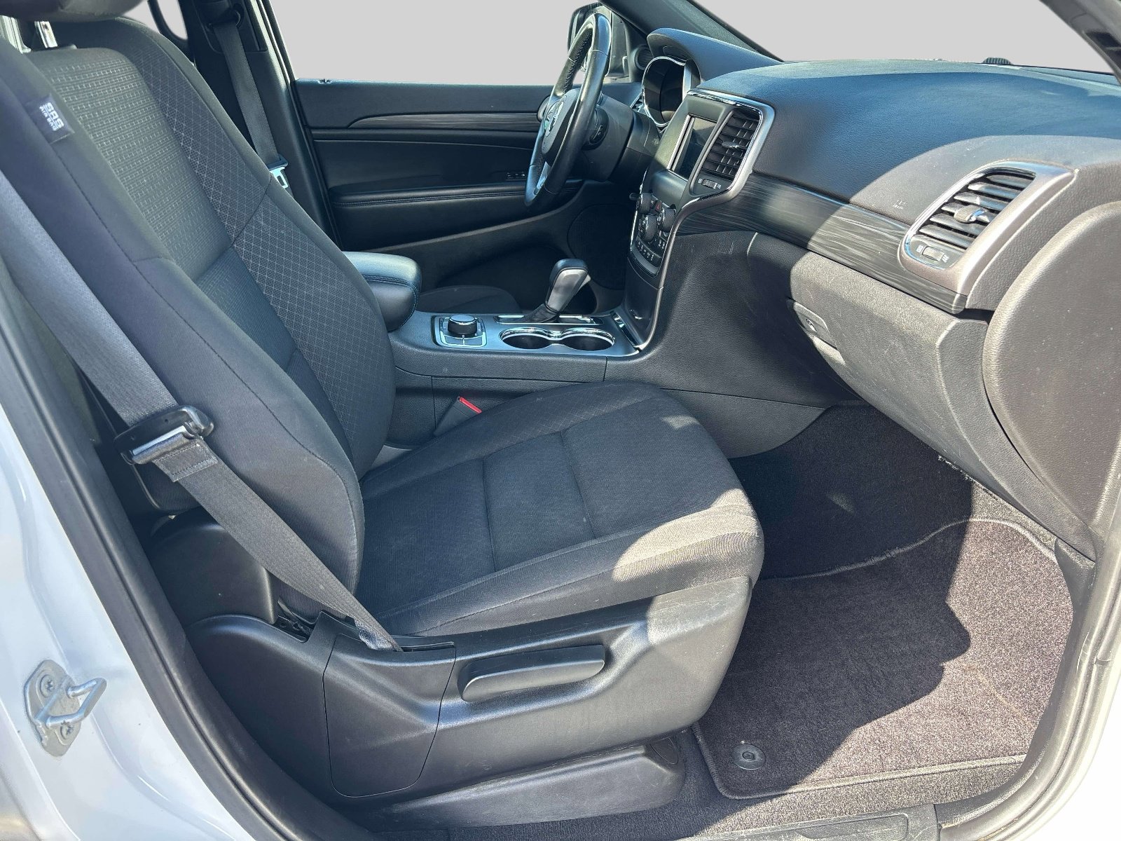 Used 2019 Jeep Grand Cherokee Laredo AWD/4WD image 15