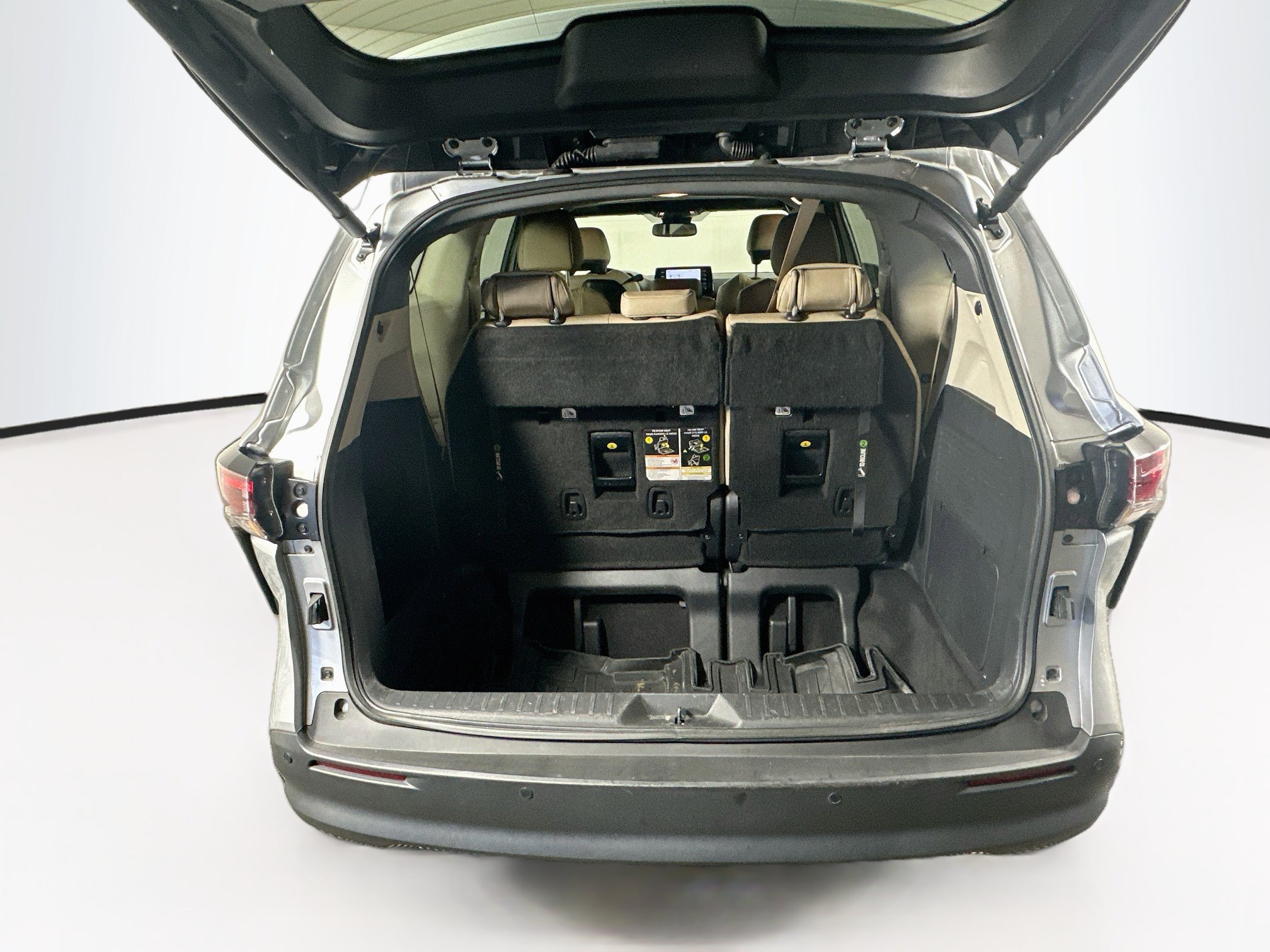 Used 2023 Toyota Sienna XLE FWD image 30