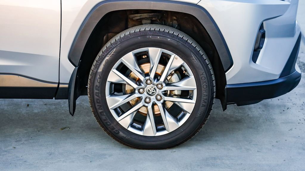 Used 2022 Toyota RAV4 XLE Premium image 11