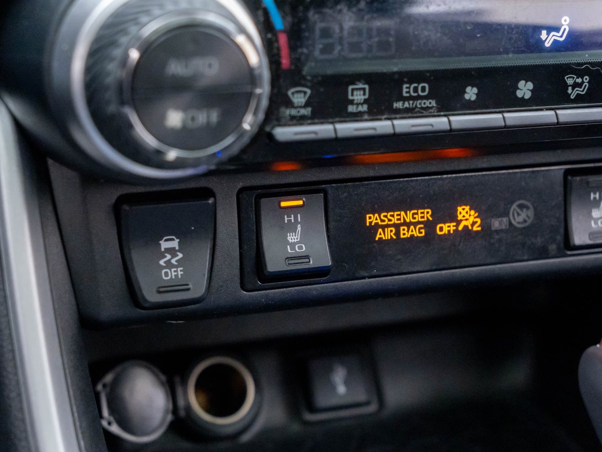 Used 2022 Toyota RAV4 XLE Premium AWD/4WD image 27