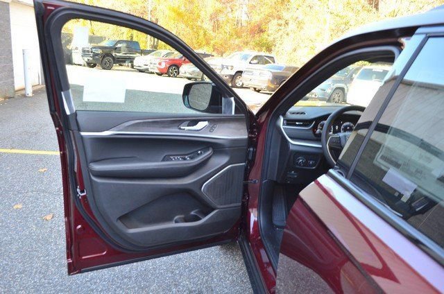 New 2025 Jeep Grand Cherokee Limited w/ Black Appearance Package image 12