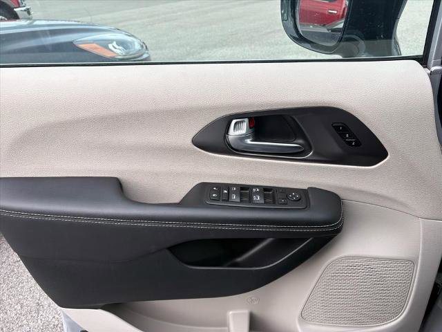 Used 2024 Chrysler Pacifica Touring-L image 19