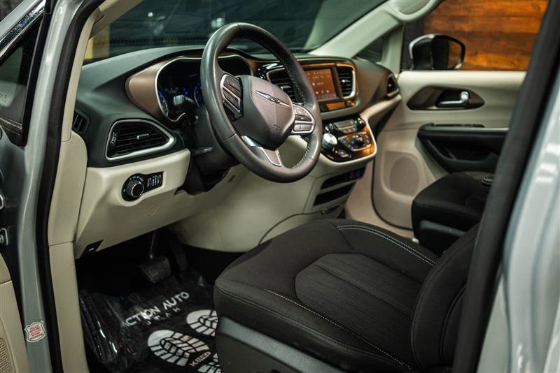 Used 2023 Chrysler Voyager LX image 8