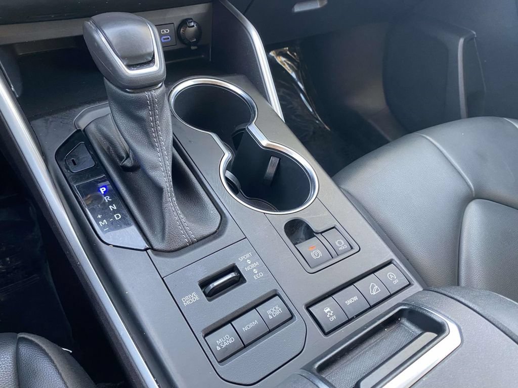 Used 2022 Toyota Highlander XLE AWD/4WD image 29