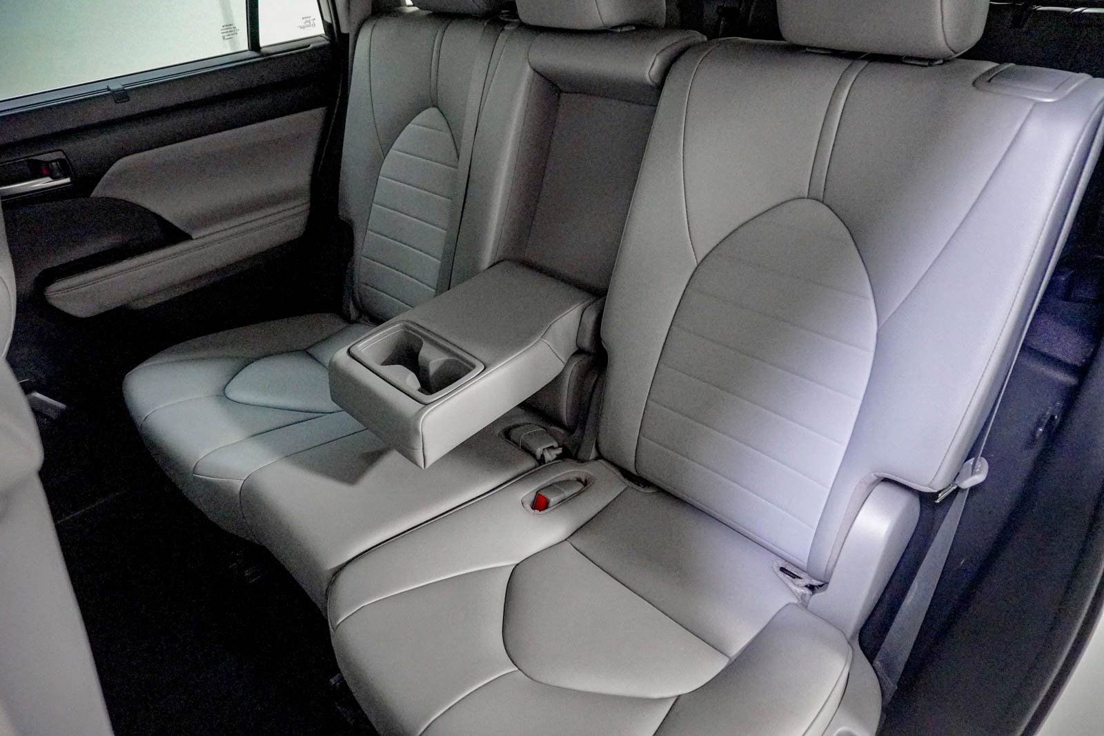 Used 2020 Toyota Highlander XLE image 37