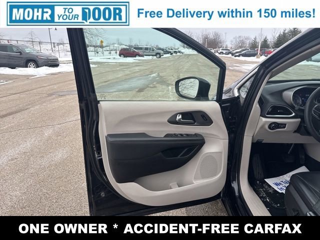 Used 2024 Chrysler Pacifica Touring-L image 10