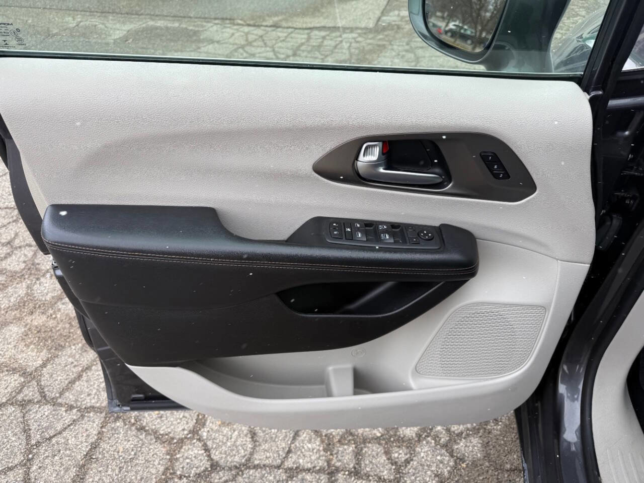 Used 2020 Chrysler Pacifica Touring-L FWD image 9