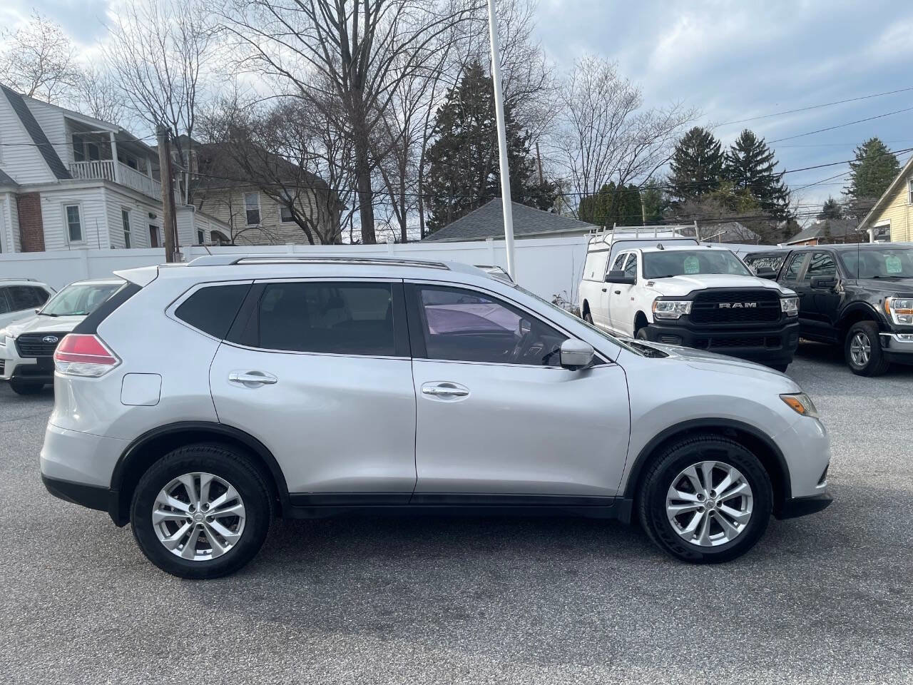 Used 2014 Nissan Rogue SV w/ SV Premium Package image 5