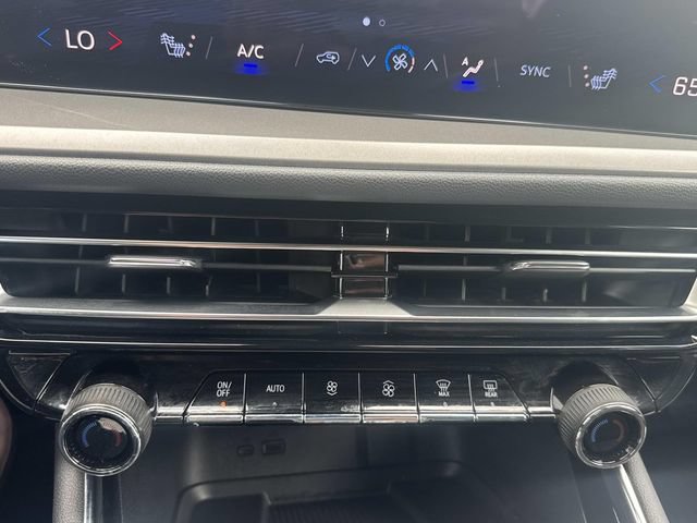 Used 2024 Chevrolet Traverse LT w/ LPO, Floor Liner Package FWD image 40