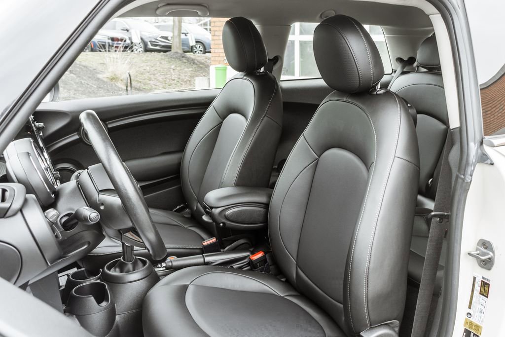 Used 2020 MINI Cooper 2-Door Hardtop image 6