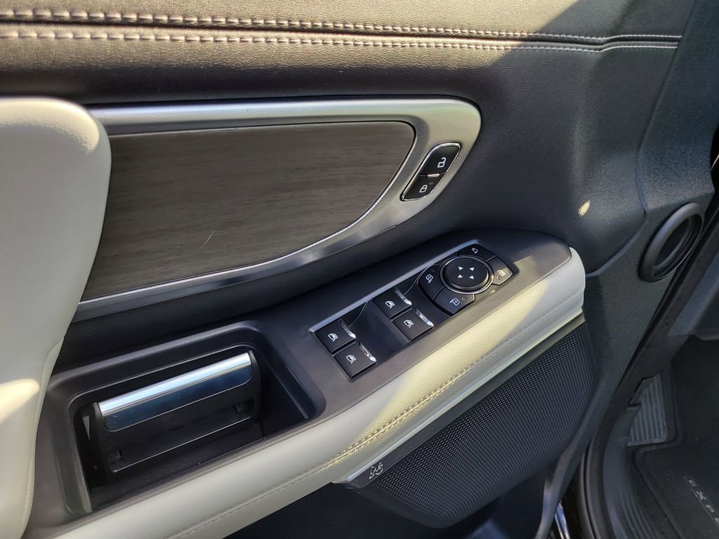 Certified 2025 Ford Expedition Platinum image 18