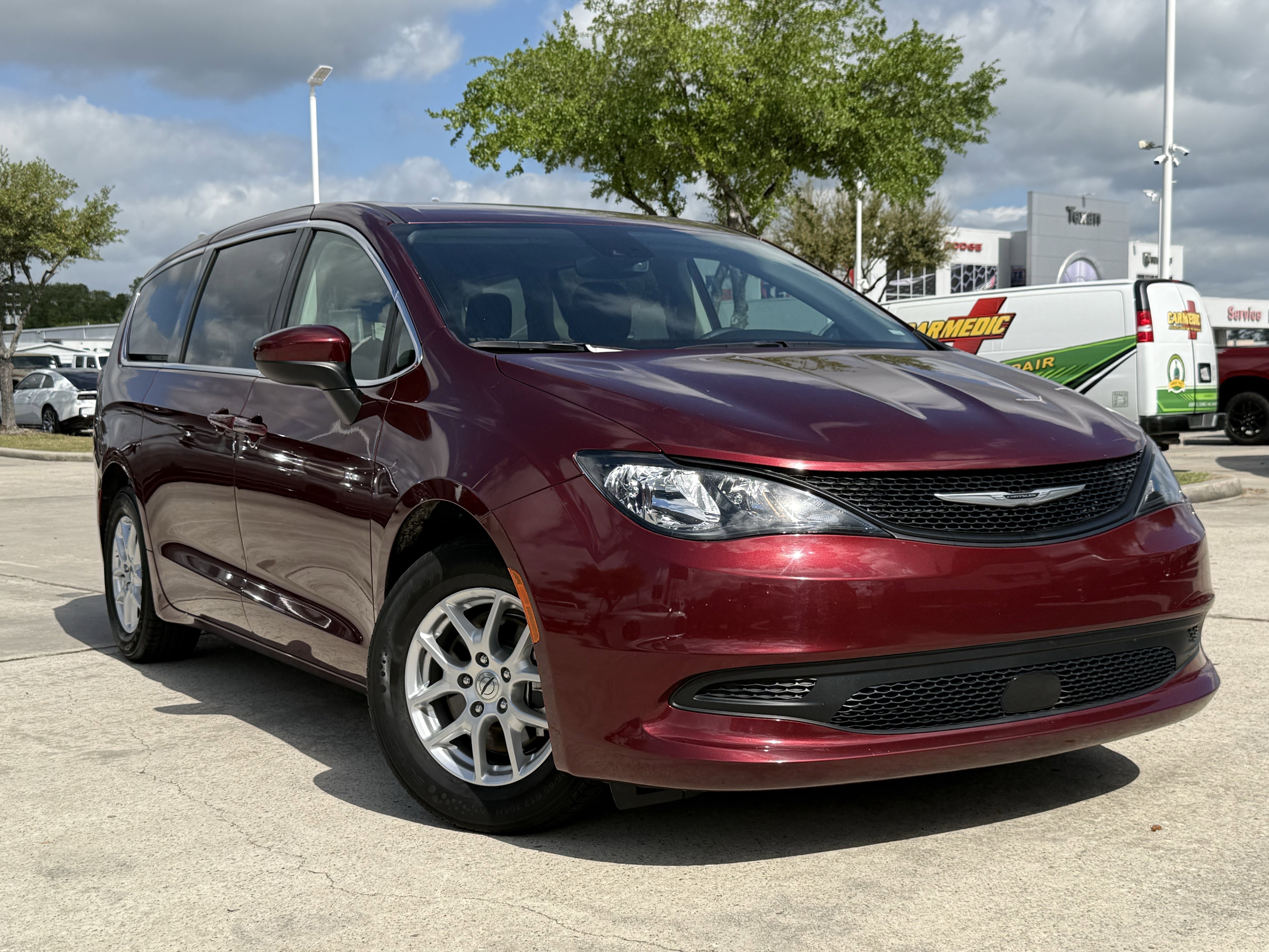 Used 2023 Chrysler Voyager LX FWD image 2