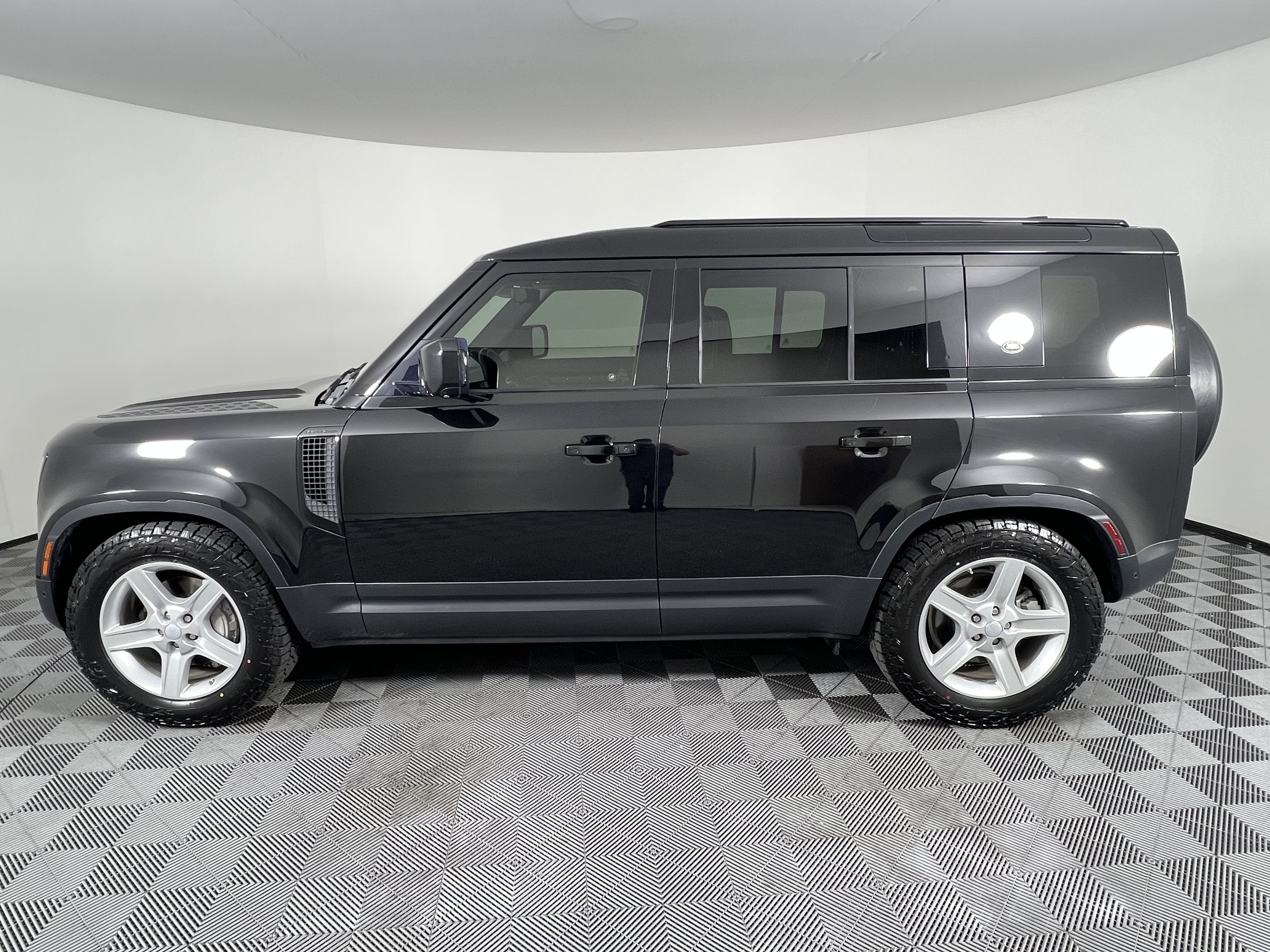 Used 2020 Land Rover Defender 110 SE AWD/4WD image 9
