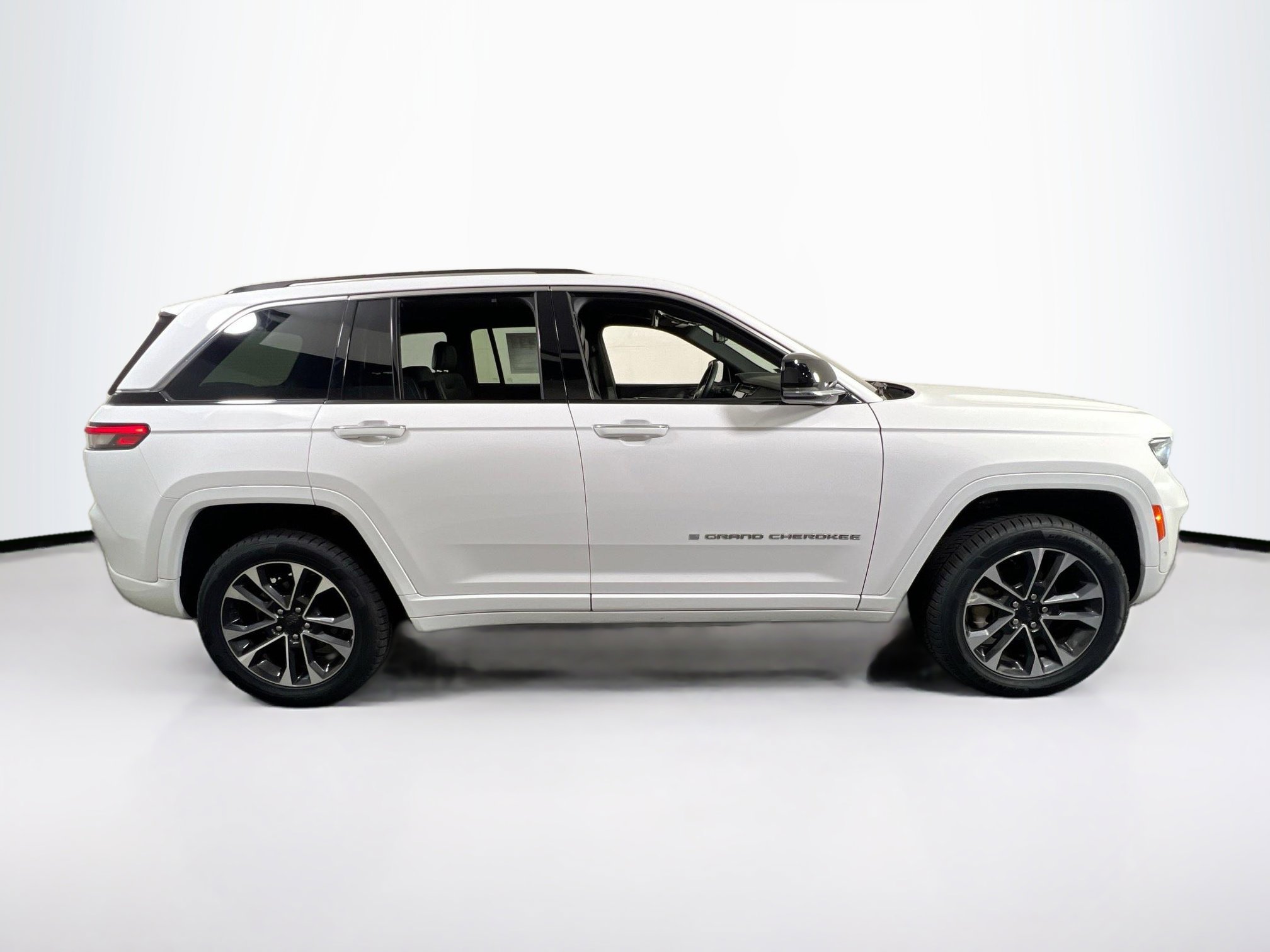 Used 2022 Jeep Grand Cherokee Overland w/ Luxury Tech Group IV image 4