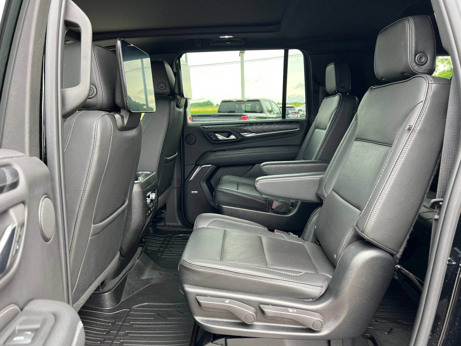 Used 2023 GMC Yukon XL Denali AWD/4WD image 5