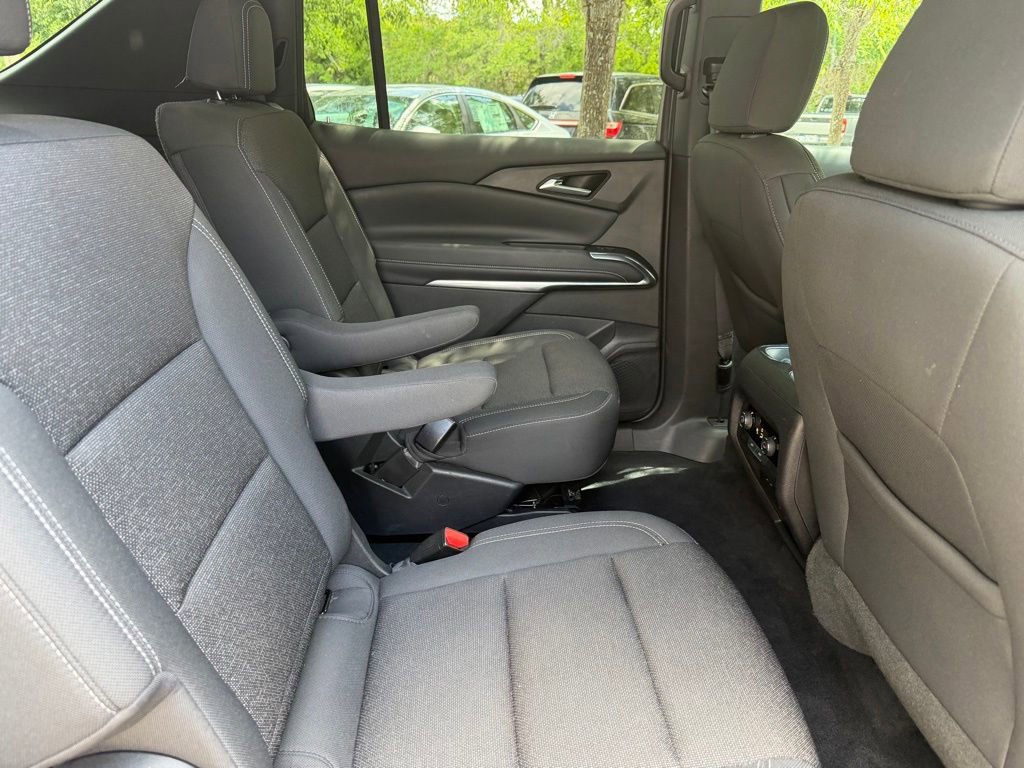 Used 2025 Chevrolet Traverse LT FWD image 8
