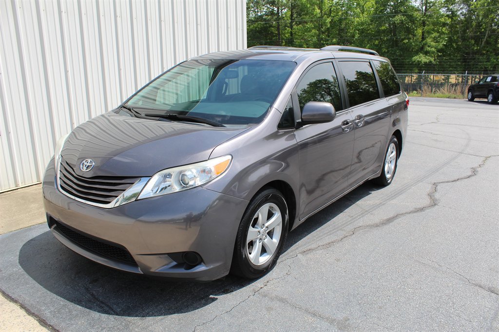 Used 2015 Toyota Sienna LE image 1