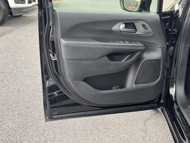 Used 2025 Chrysler Pacifica Select FWD image 14
