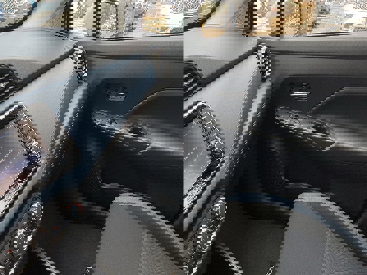 Used 2025 Nissan Versa SV image 34