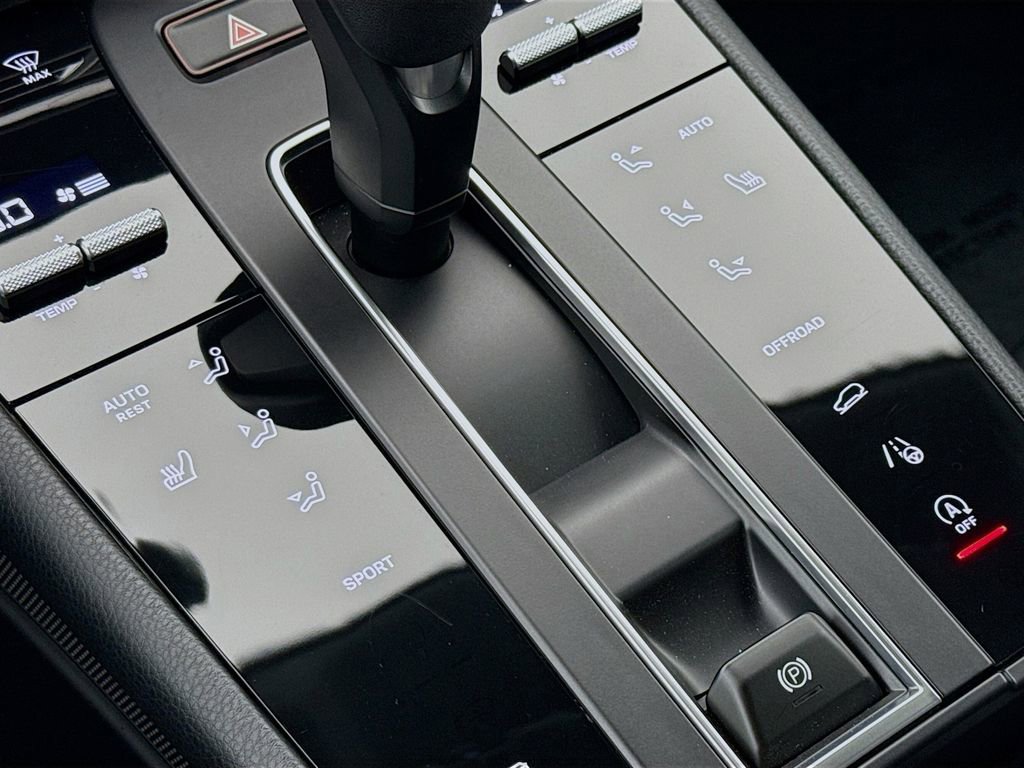 Certified 2024 Porsche Macan AWD/4WD image 22
