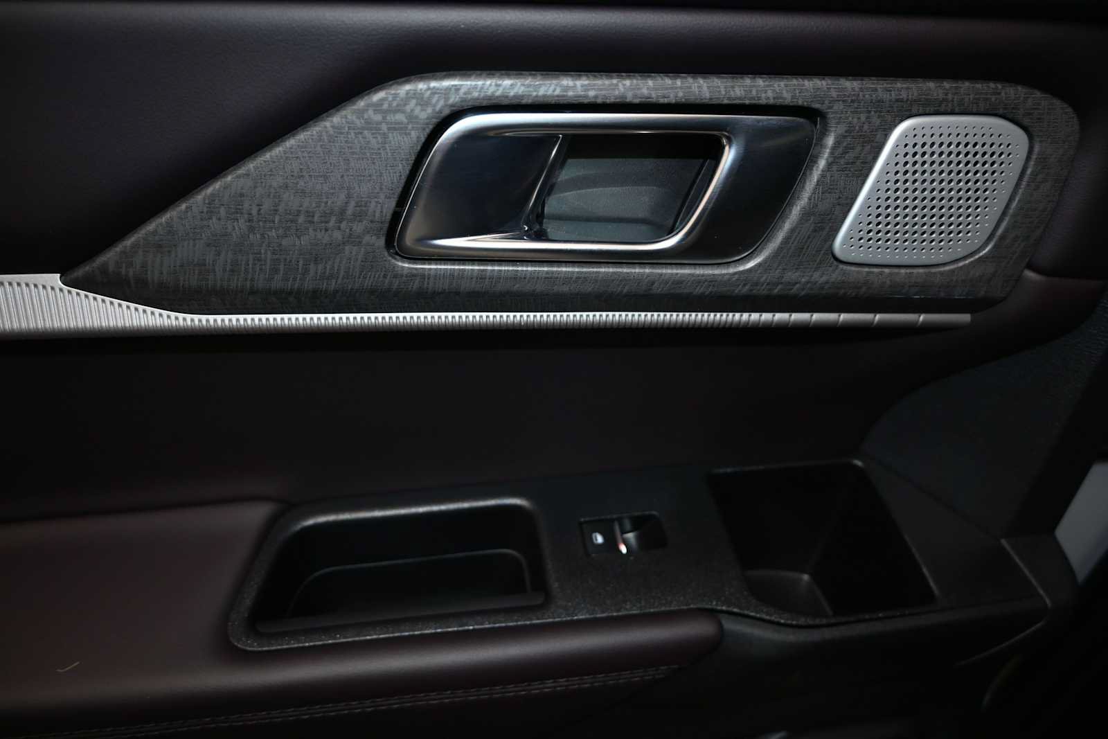 Certified 2025 Ford Explorer Platinum RWD image 19