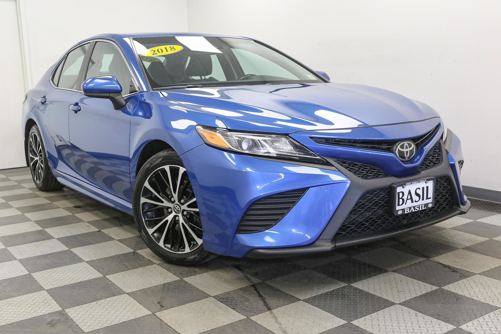 Used 2018 Toyota Camry SE image 2