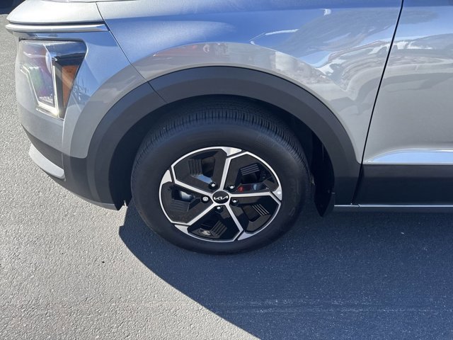 Certified 2025 Kia Niro LX image 12