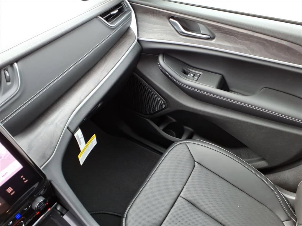 New 2025 Jeep Grand Cherokee Limited w/ Luxury Tech Group II image 19