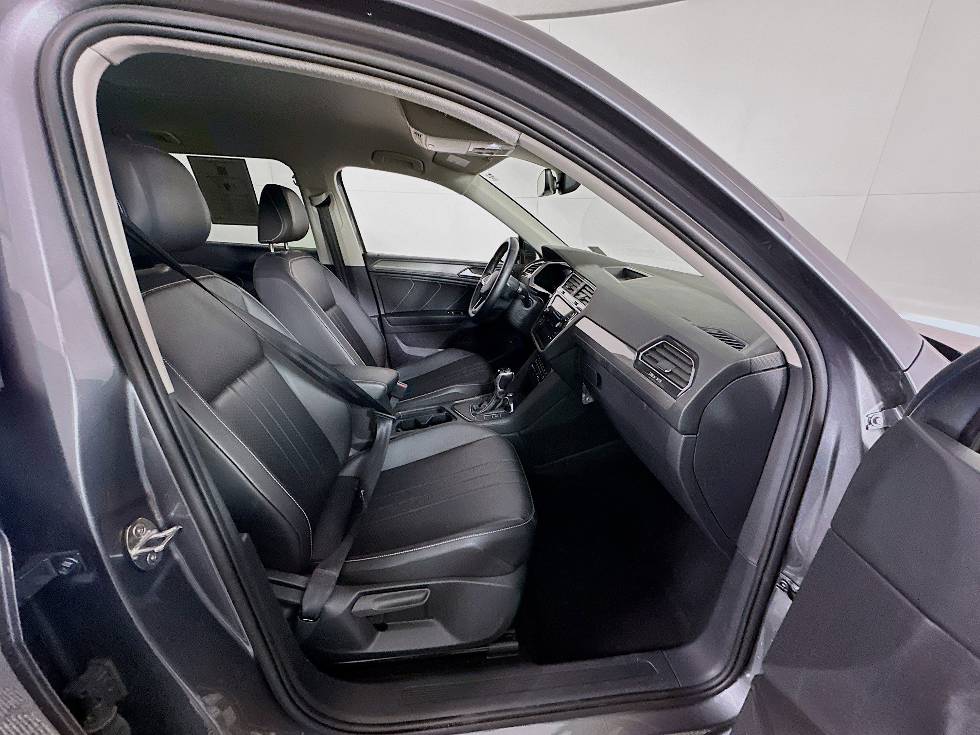 Used 2024 Volkswagen Tiguan SE image 34