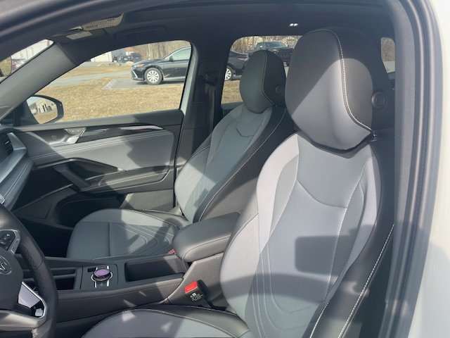 New 2025 Volkswagen Tiguan SE R-Line image 10