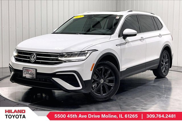 Used 2024 Volkswagen Tiguan SE w/ Panoramic Sunroof Package FWD image 1