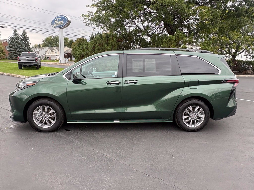 Used 2026 Toyota Sienna XLE FWD image 2