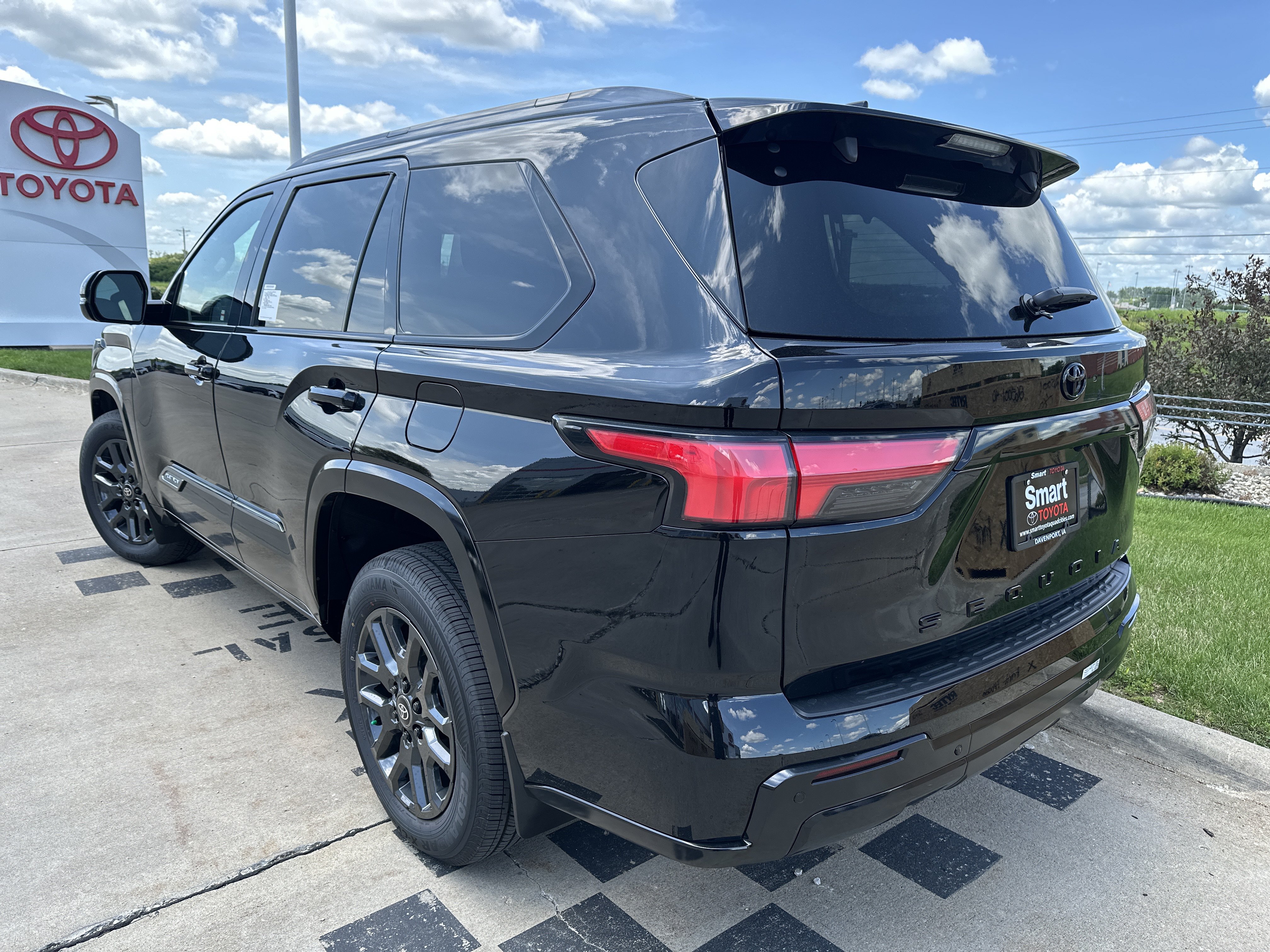 New 2026 Toyota Sequoia Platinum AWD/4WD image 4