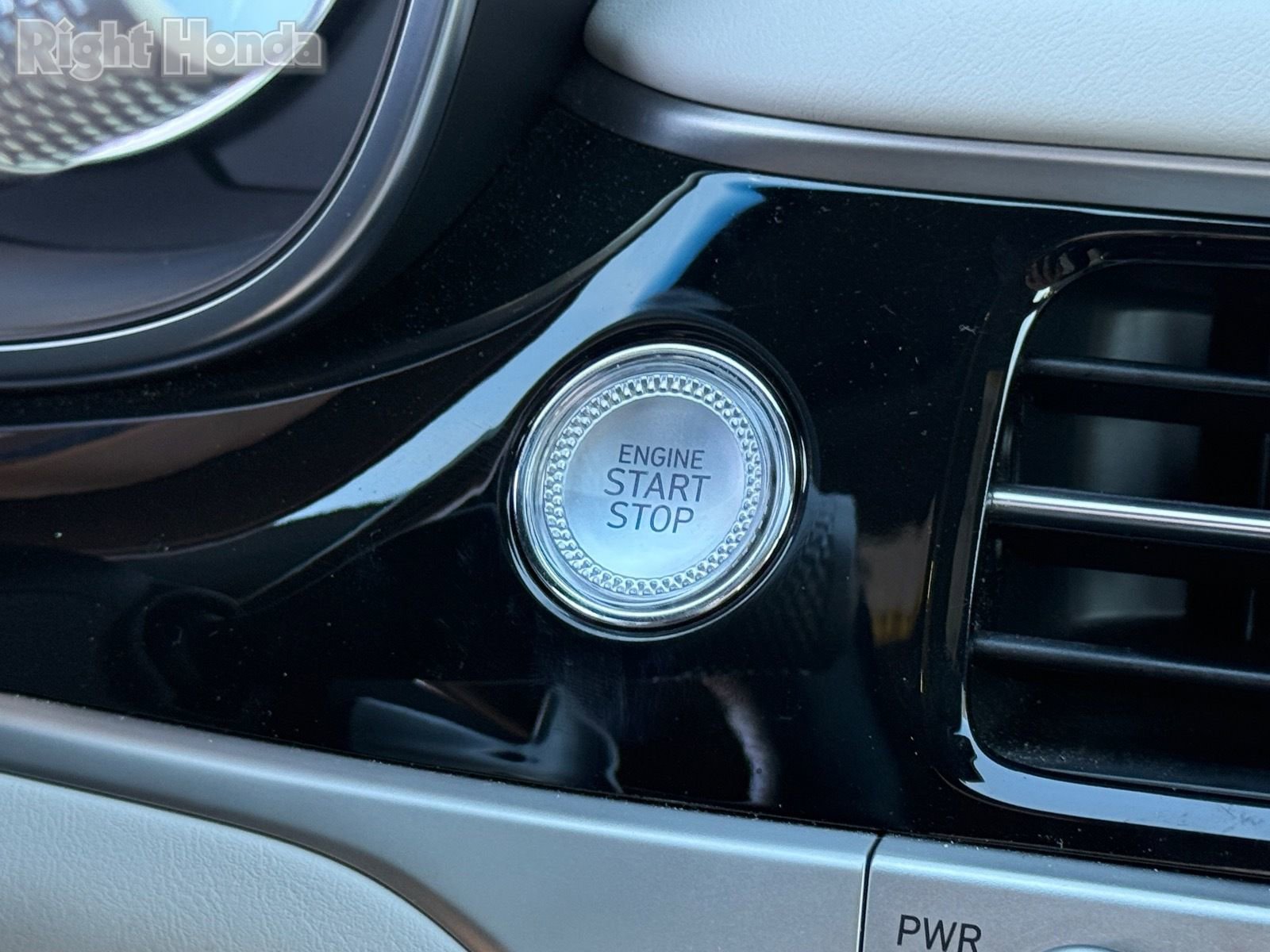 Used 2025 Genesis G70 2.5T image 28