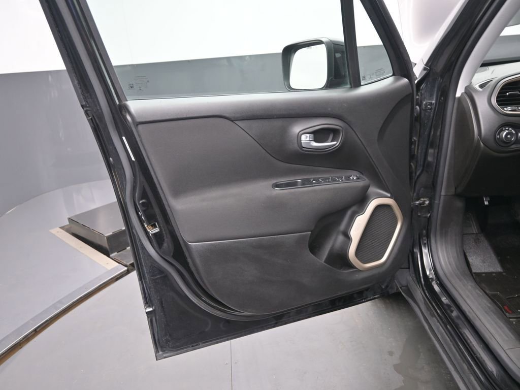 Used 2017 Jeep Renegade Latitude FWD image 12