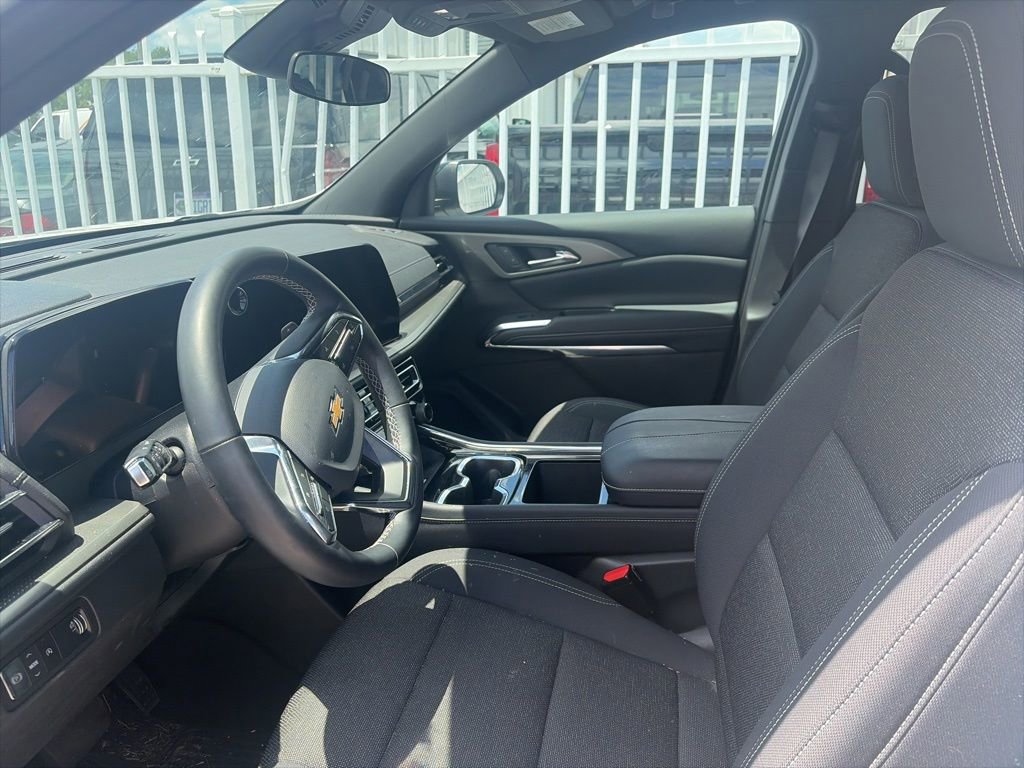 Used 2025 Chevrolet Traverse LT FWD image 11