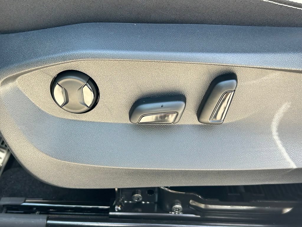 New 2026 Volkswagen Taos SE FWD image 17