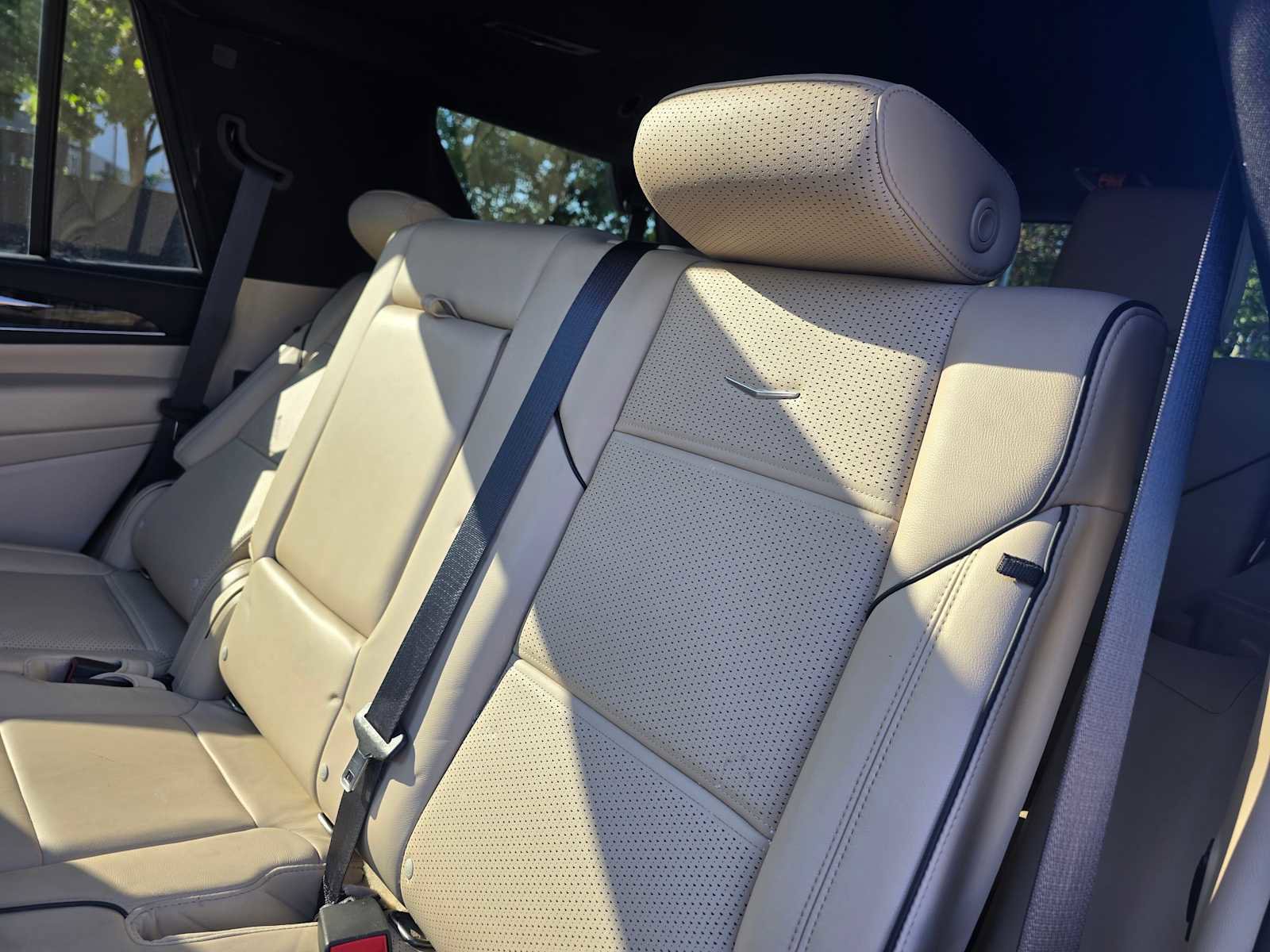 Used 2022 Cadillac Escalade Premium Luxury AWD/4WD image 17