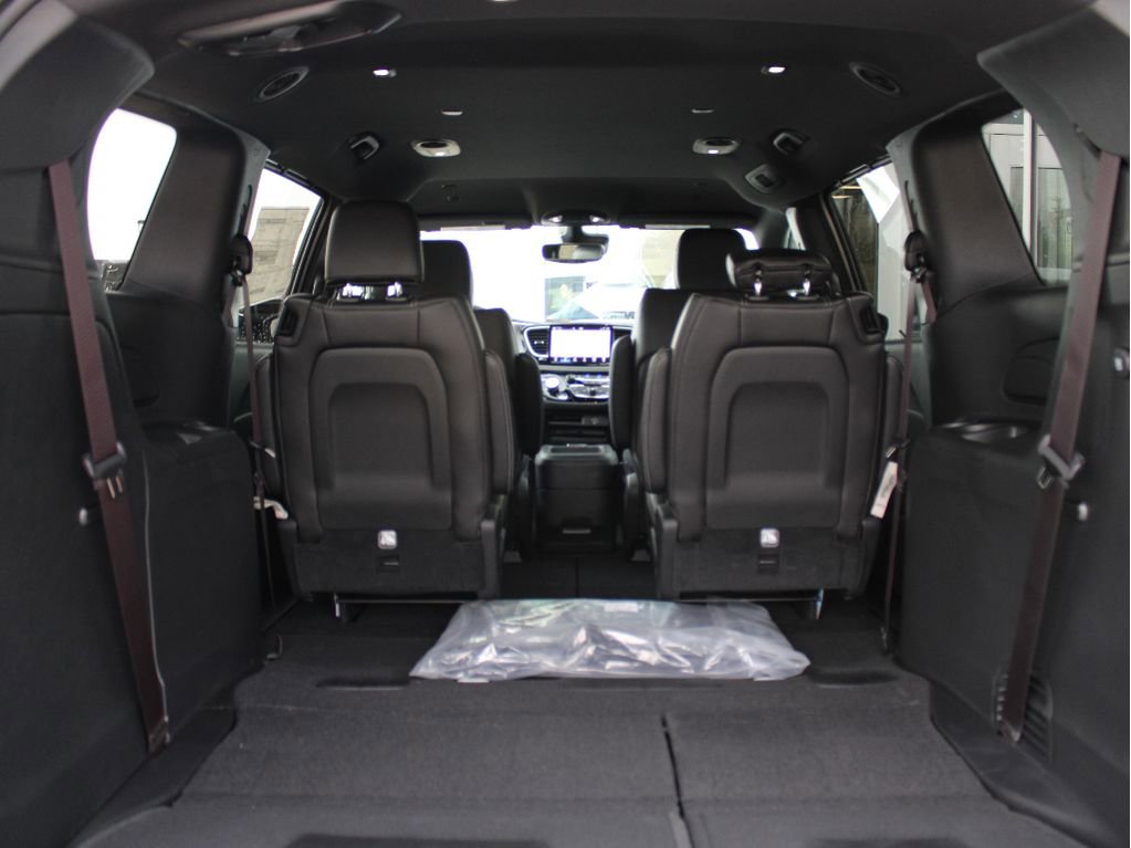 New 2026 Chrysler Pacifica Select image 36