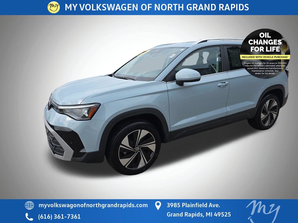 Used 2025 Volkswagen Taos SE w/ Panoramic Sunroof Package AWD/4WD image 4