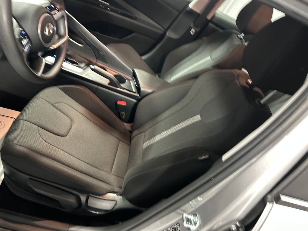 Used 2025 Hyundai Elantra SE image 10