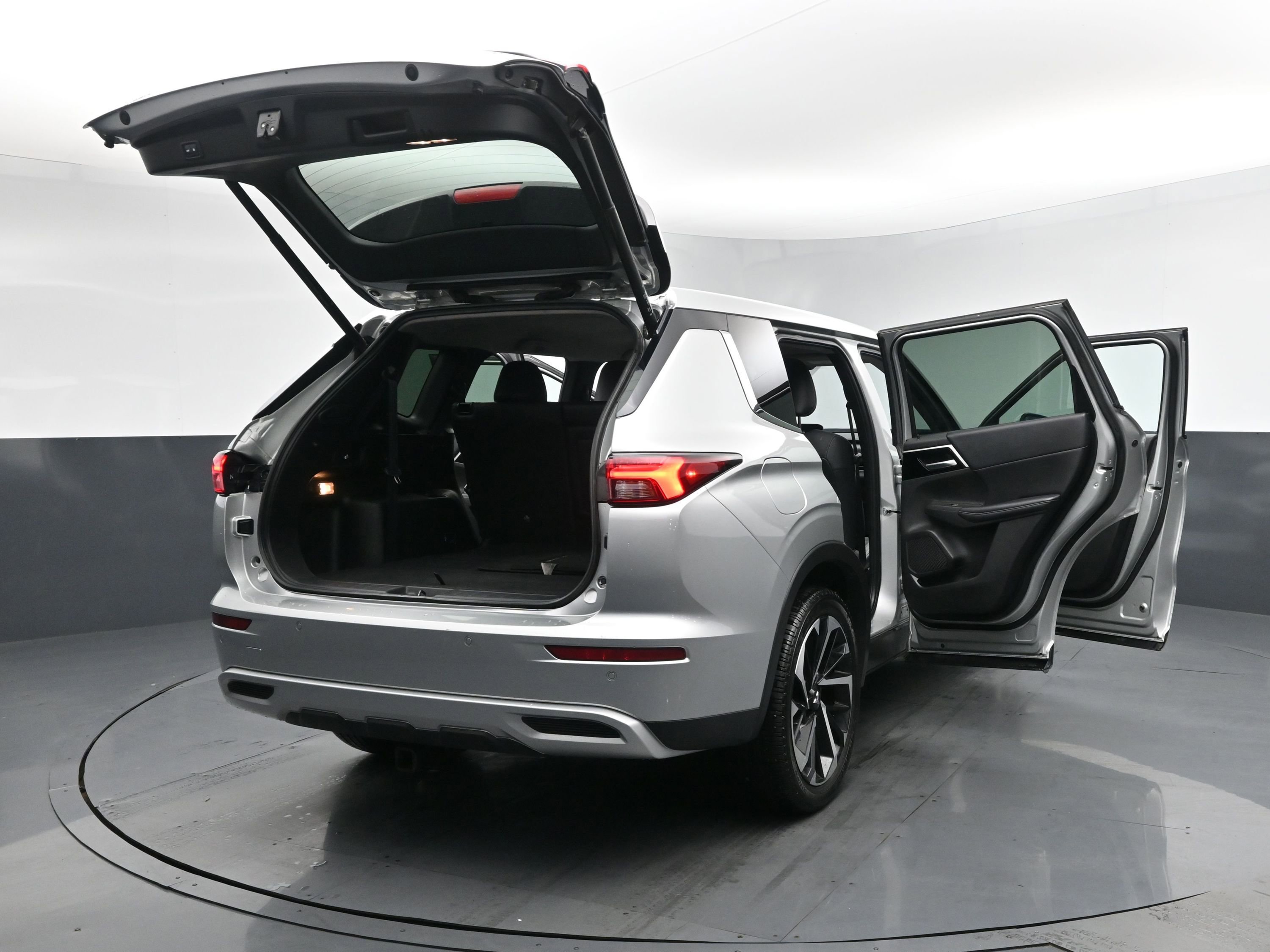 Used 2022 Mitsubishi Outlander SE image 28
